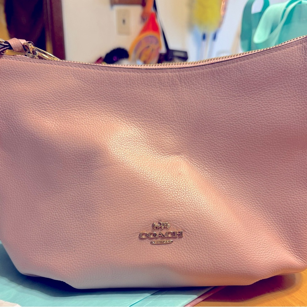Pink Coach purse 🩷 Only used once. Soft leather!! Very roomy inside.